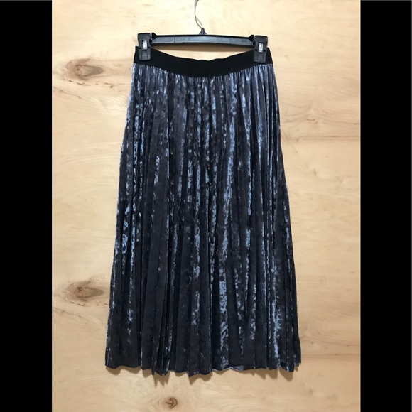 Gianni Bini woman’s dark blue velvet skirt - Picture 6 of 8